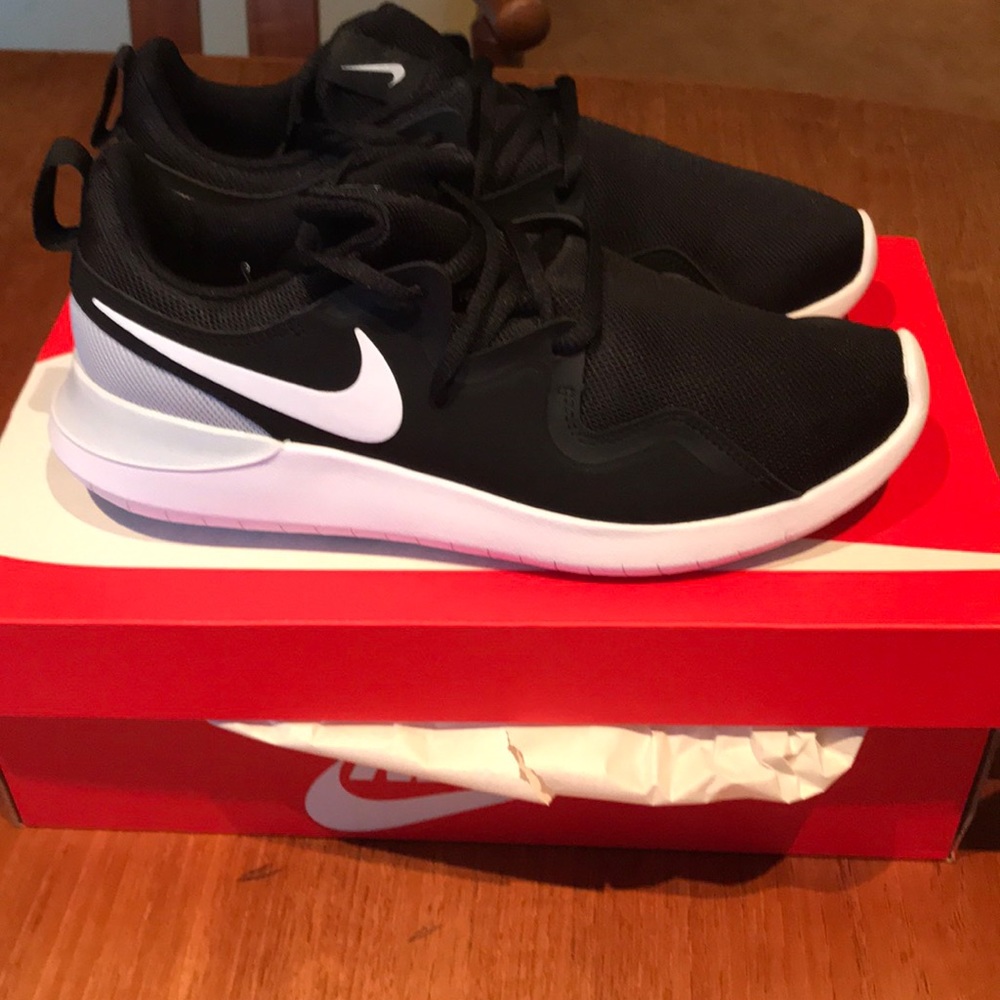 NIB women’s Nike tessen